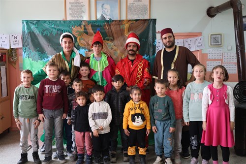 Niğde Belediyesi Şehir Tiyatrosu Köy Köy Mutluluk Dağıtıyor 