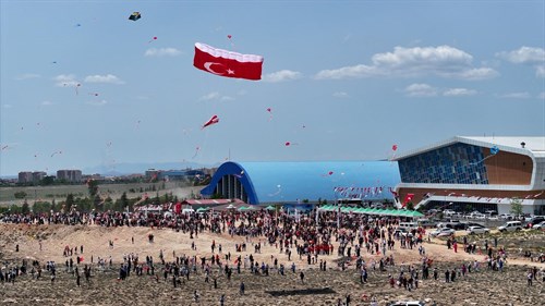Niğde’de 19 Mayıs Coşkusu Uçurtma Şenliği ile Zirveye Ulaştı